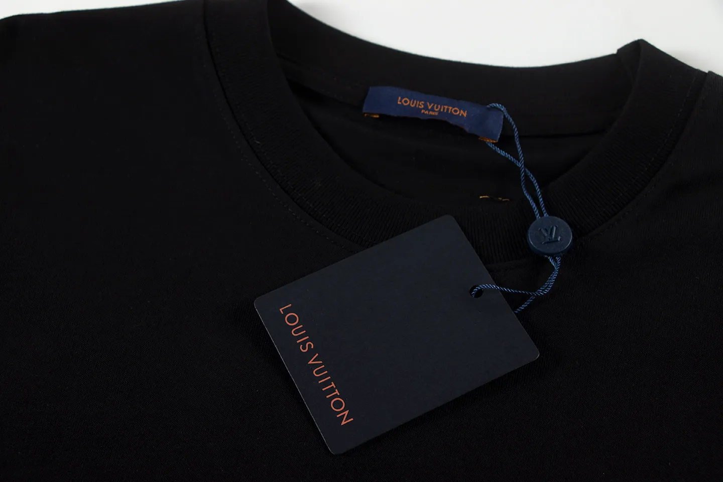 🅿️170 louis vuitto*2026 latest short-sleeved T-shirt patch embroidery Material: high version 300g double yarn combed cotton Size: S M L XL Color: black and white Style number: W2636